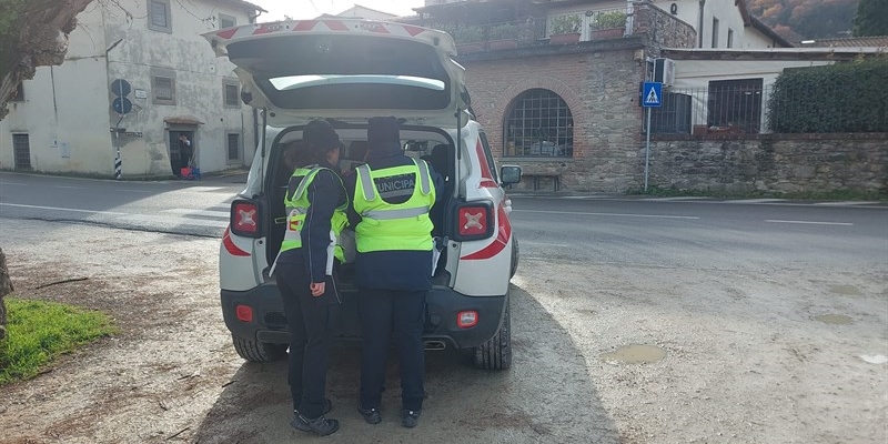 Una squadra della polizia durante i controlli