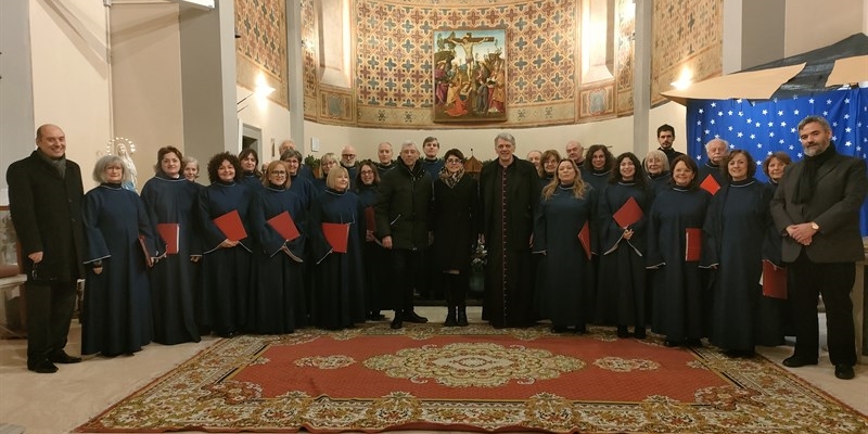 Il complesso coristico dopo l’applaudito concerto.