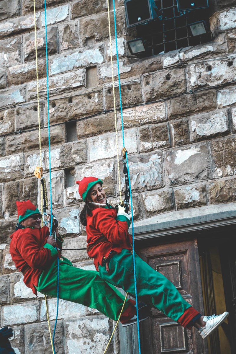 Gli elfi si calano da Palazzo Vecchio