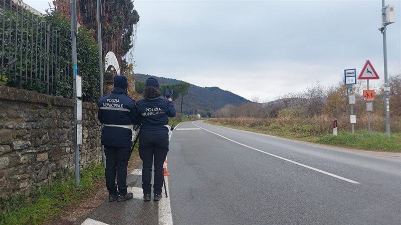 Una squadra della polizia durante i controlli