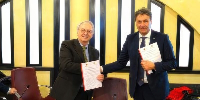 Un momento della firma