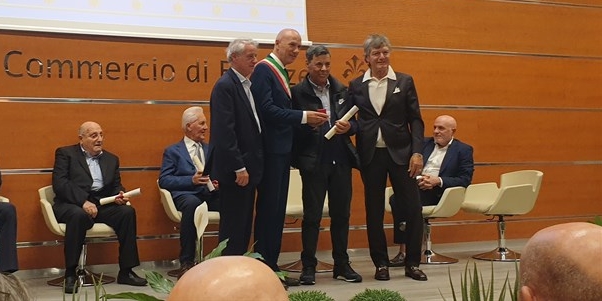 Nella foto allegata Fabrizio Cecconi (dir. CNA Firenze) Piero Giunti (Sindaco di Reggello) Paolo Ermini e Giancarlo Antognoni (testimonial della serata). Premiazione autofficina Ermini