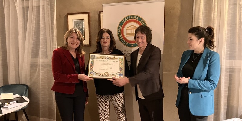 La consegna del Premio Alberini a Benedetta Valecchi e Francesco Belli; a sinistra l’avv. Monica Sforzini Faucci e a destra il vice sindaco Cristina Becchi.