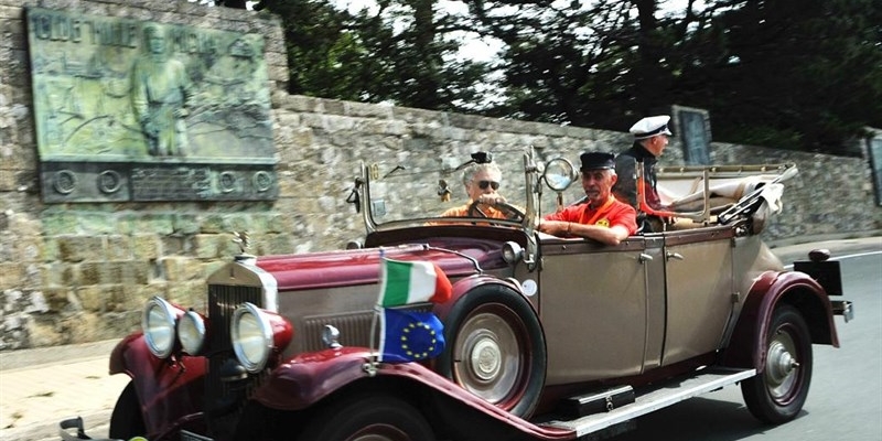 Sul Passo della Futa con la sua Fiat 524