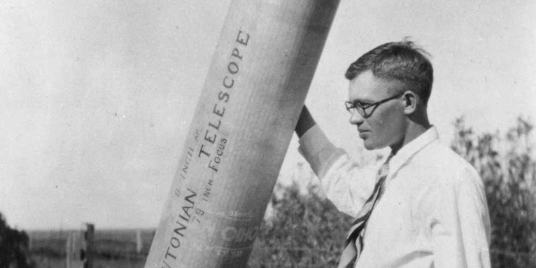 1930, lo scopritore di Plutone con il suo telescopio