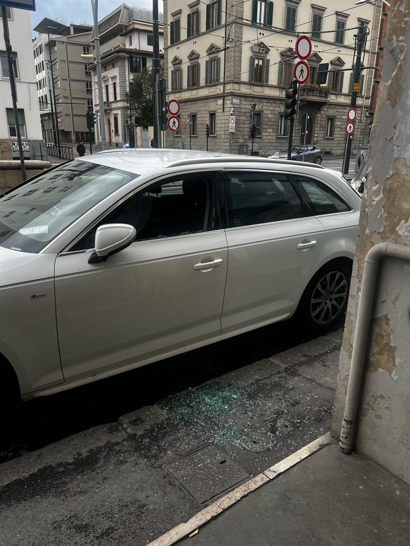 Spaccate in viale Gramsci