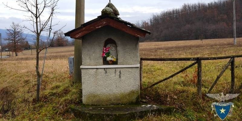 Una Maesta ai bordi di una strada