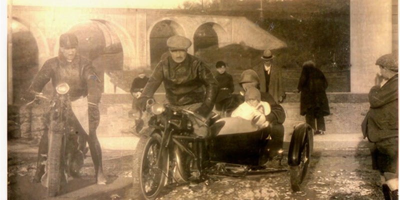 1934. Due moto al ponte delle Cale a Borgo San Lorenzo, dove attualmente c’è il Bar Mediceo, fra il viale della Stazione e il viale della Resistenza. 