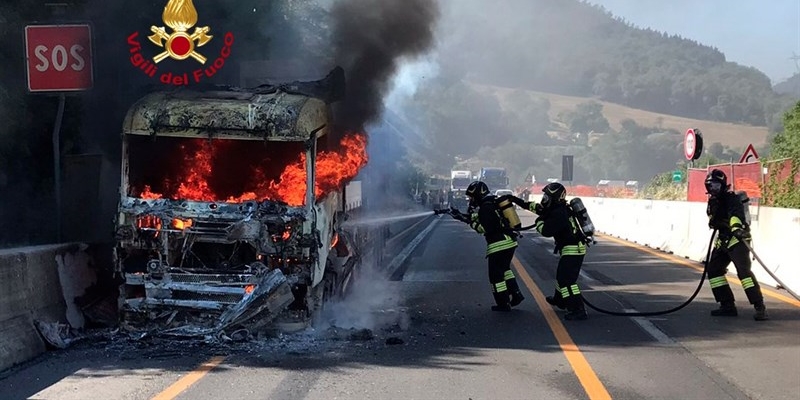 La foto del mezzo pesante in fiamme