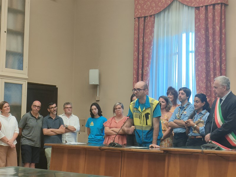 Stefano Lombardi dopo aver ricevuto la Stella di San Lorenzo dall’amministrazione comunale.