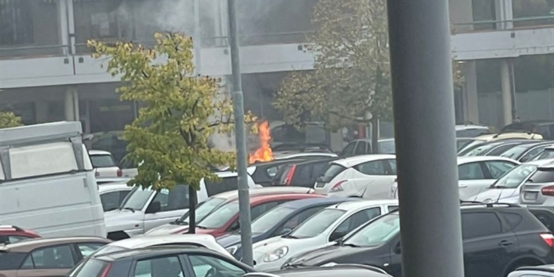 Auto in fiamme in Piazza dei Martiri