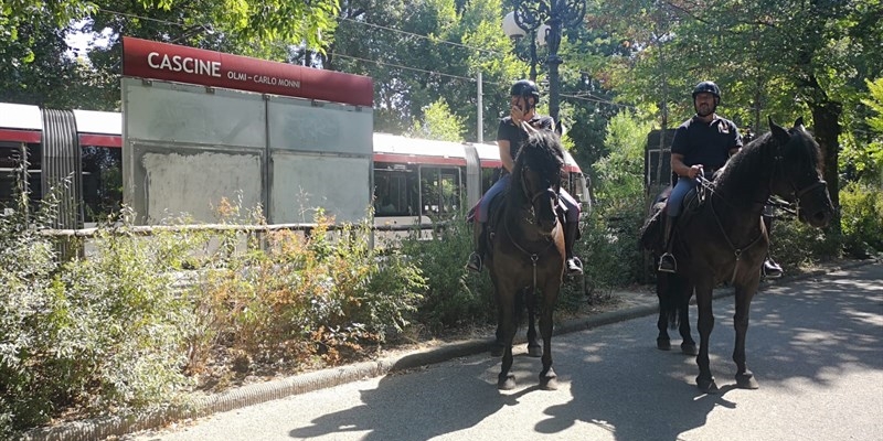Cascine: la polizia a cavallo ferma un rapinatore