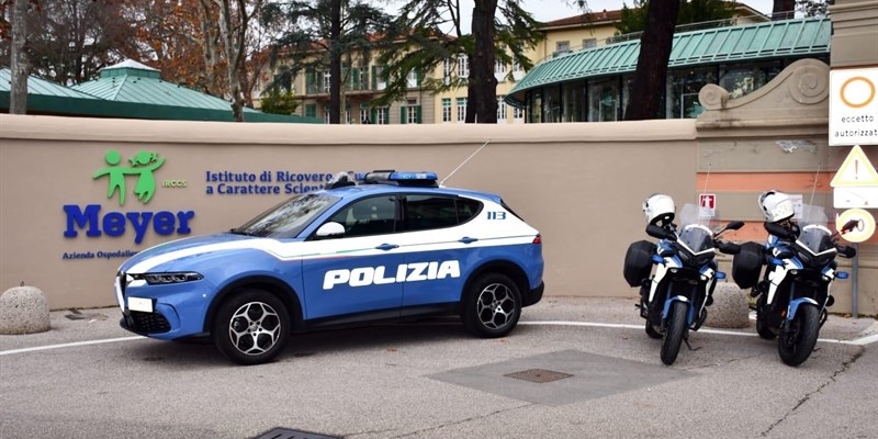 La Polizia di Stato fiorentina fa visita ai bimbi del Meyer in prossimità delle festività natalizie - FOTO