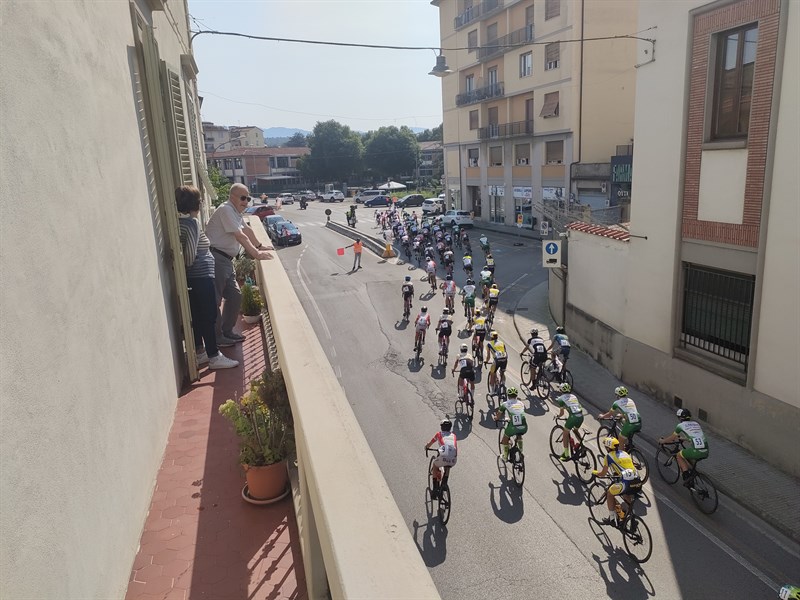 Un passaggio della gara; sulla terrazza Renzo Giovannini già ciclista del CCAppenninico 1907 negli anni ’50 del 900.