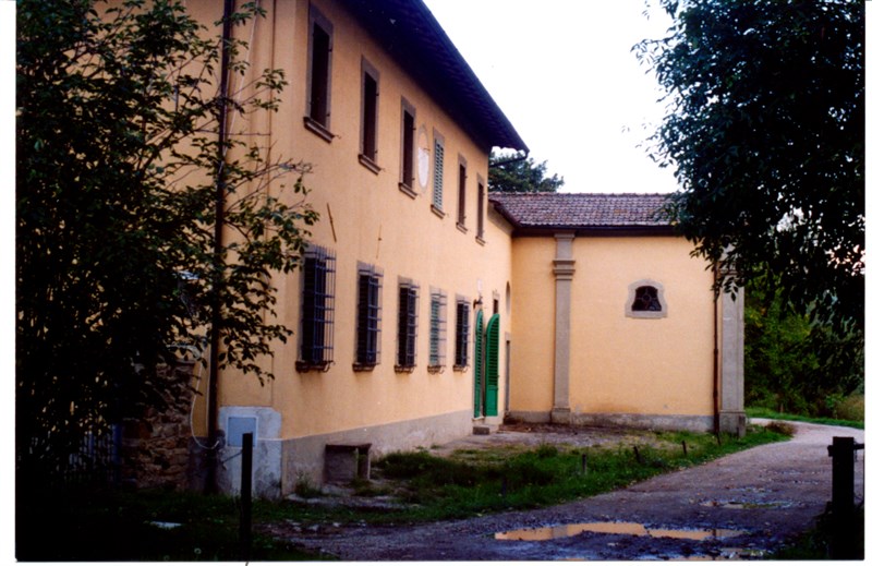 Un particolare della Villa Beatrice a La Madonna a Vicchio di Mugello, dove visse lo scultore Lorenzo Bartolini. Sullo sfondo l’Oratorio di Sant’Ivo dove sono sepolti alcuni suoi congiunti. 