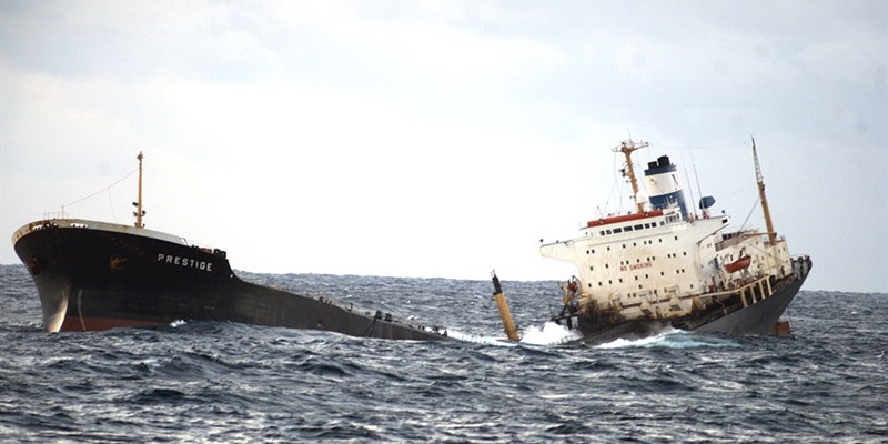 2002, La Prestige spezzata in due tronconi fotografata dalla fregata Baleares della Armada Española.