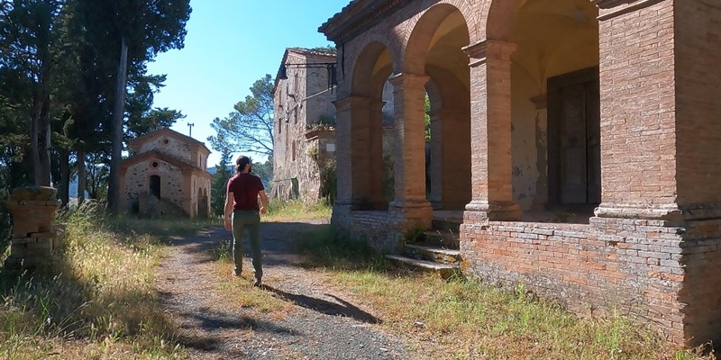 Buriano, il borgo che muore due volte: storia di un luogo sospeso tra sogno e abbandono