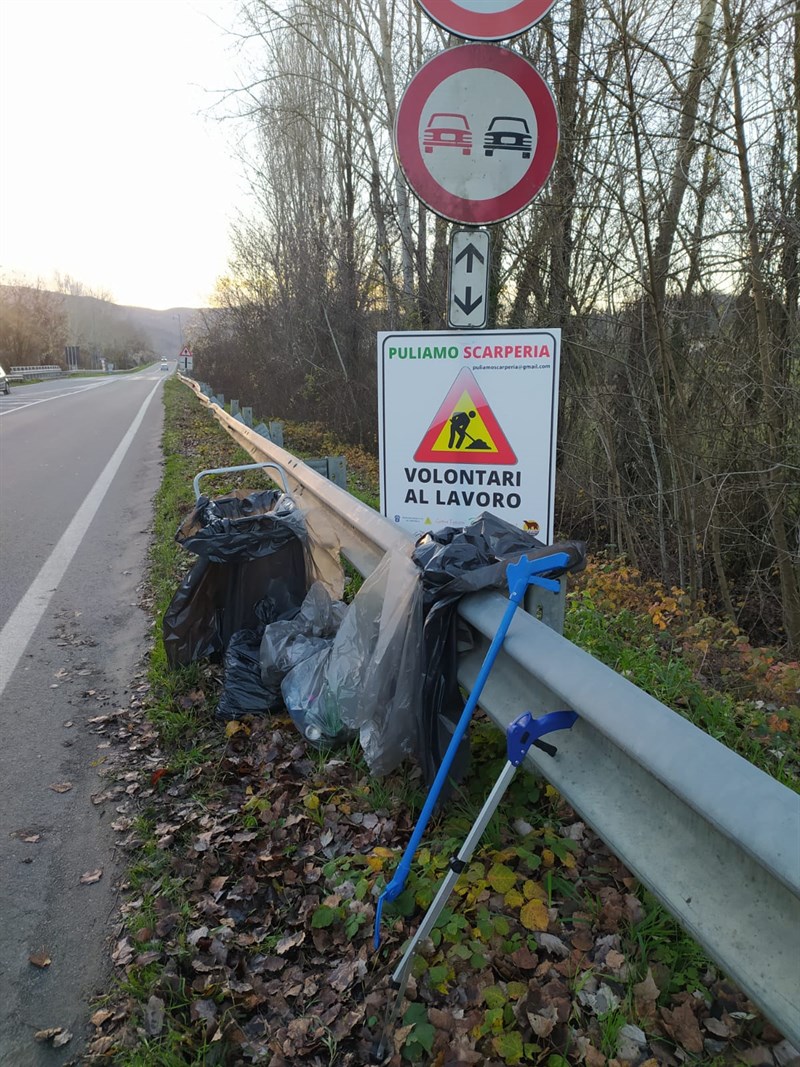 Una strada interessata dalla pulizia