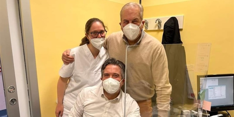 Marco Moricci, presidente del Rotary Club Mugello con in piedi Simone Silvano Bettini, presidente del Lions Club Mugello. 