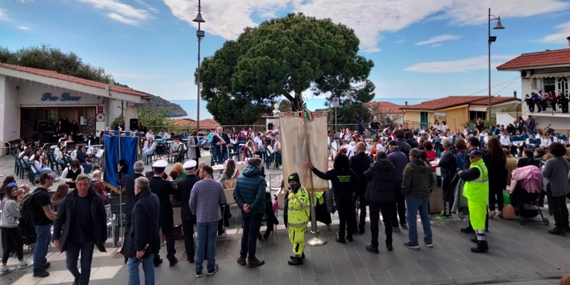 Concerto in piazza di Palinuro delle classi medie di Pontassieve e di quelle locali