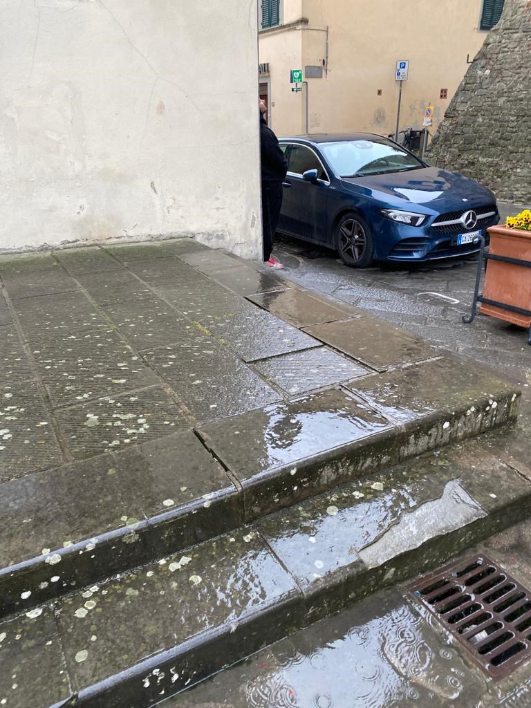 Entrata degli studi nella piazza centrale di Scarperia. Foto di un cittadino