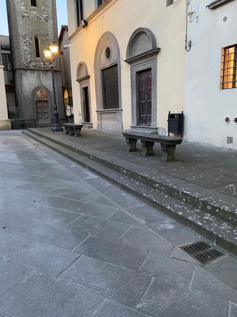 Entrata degli studi nella piazza centrale di Scarperia. Foto di un cittadino