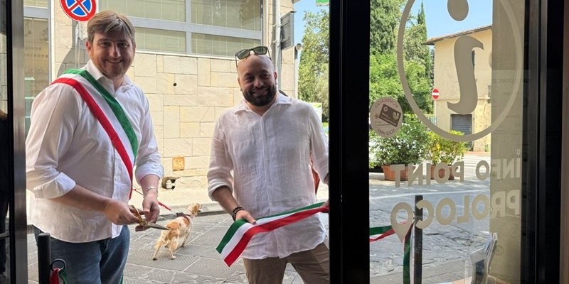 Il taglio del nastro dell'info point