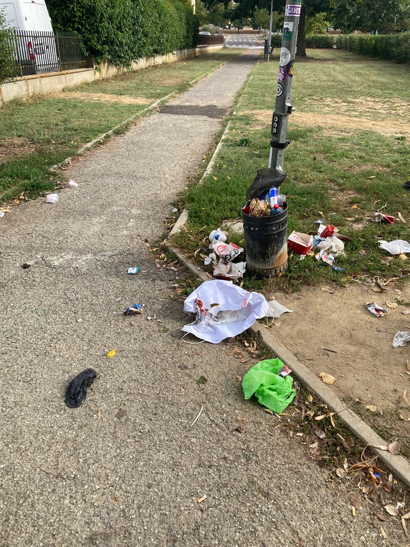 Lo sporco lasciato nei giardini di Villa Pecori