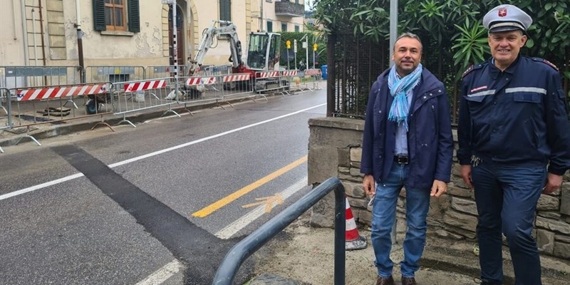 Il sindaco Caporaso con il vicecomandante della Polizia Municipale Rugi nel punto in cui sarà realizzato il nuovo attraversamento pedonale