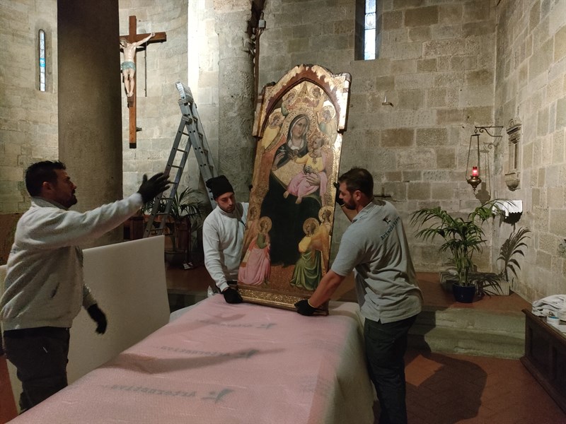 La Madonna del Cardellino viene tolta dalla parete della Pieve di Borgo San Lorenzo