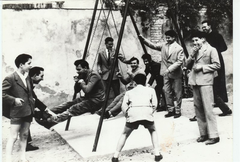 Come ci si divertiva all’Oratorio; ragazzi borghigiani sotto lo sguardo di don Fortunato Raddi.  Il primo a sinistra l’amico carissimo Tebaldo Lorini.