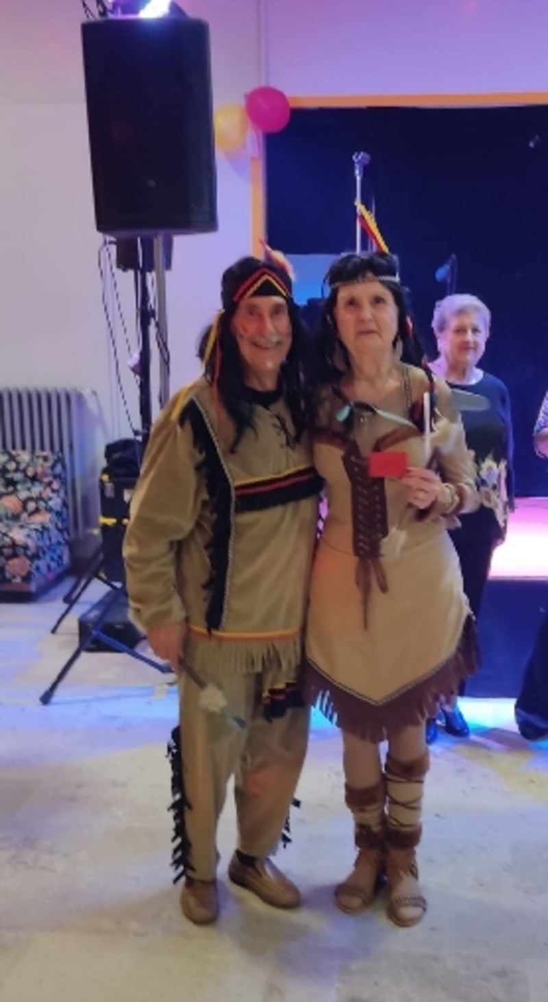 Primi classificati con l'abito da indiani il signor Carmelo e sua moglie Laura.