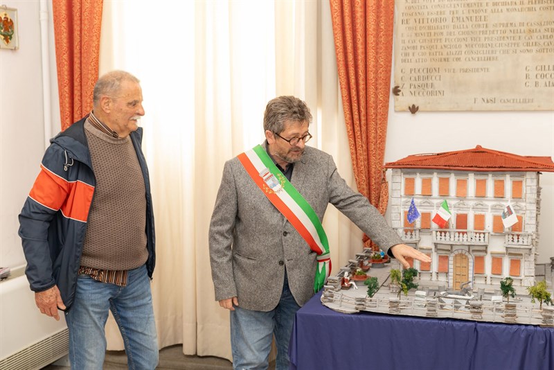 L'artista e il sindaco Fossi davanti all'opera