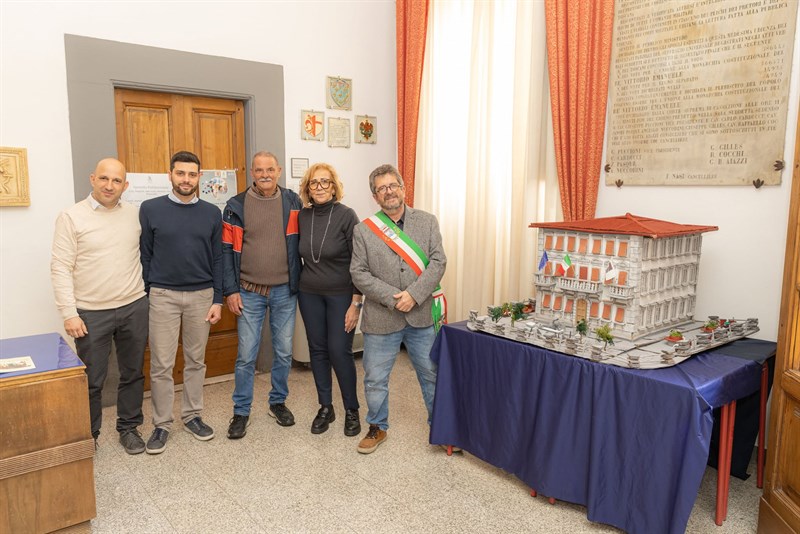 L'artista e il sindaco Fossi davanti all'opera