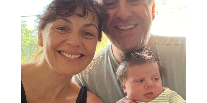 Eva in braccio al babbo Brad e alla mamma Elena