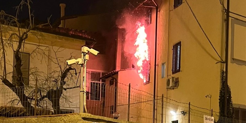 Incendio alla caserma dei carabinieri di San Piero a Sieve. Feriti e indagini in corso