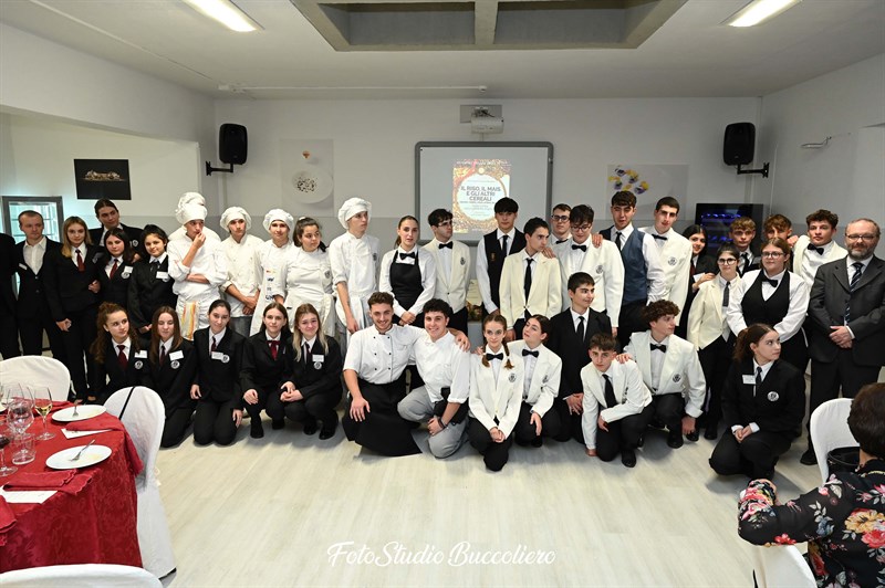 Foto di gruppo degli allievi dell’Alberghiero del “Chino Chini”