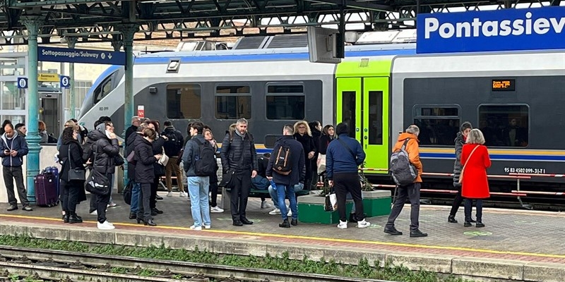 Pendolari in attesa dei treni in ritardo alla Stazione di Pontassieve