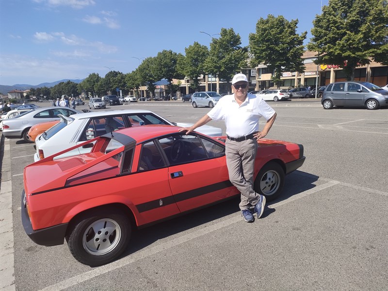 In attesa della partenza da Scarperia per la località del il Favale; Francesco Aimone Puccetti con la sua Lancia Beta Montecarlo.