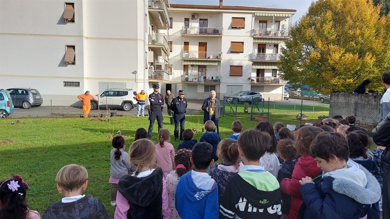 Festa dell’albero 2023: piantati 10 nuovi alberi alla scuola dell’infanzia a Figline di Via Piave