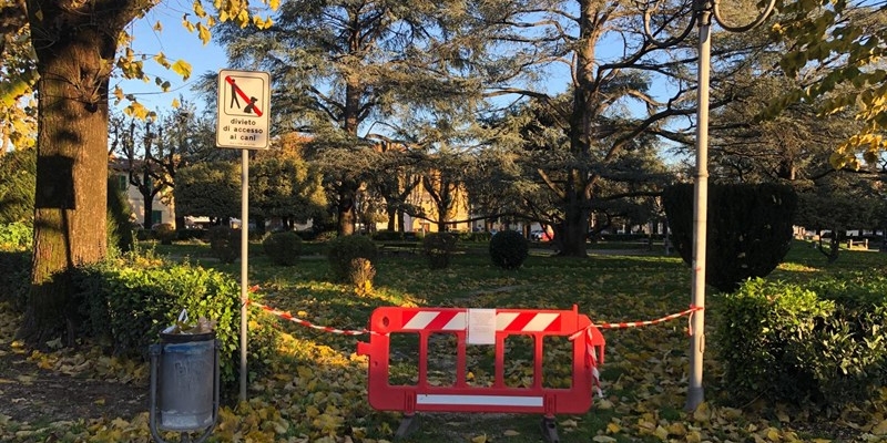 chiusura giardini Piazza Dante a Borgo per raffiche di vento