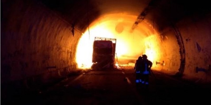 Auto in fiamme in galleria. Traffico bloccato su A1