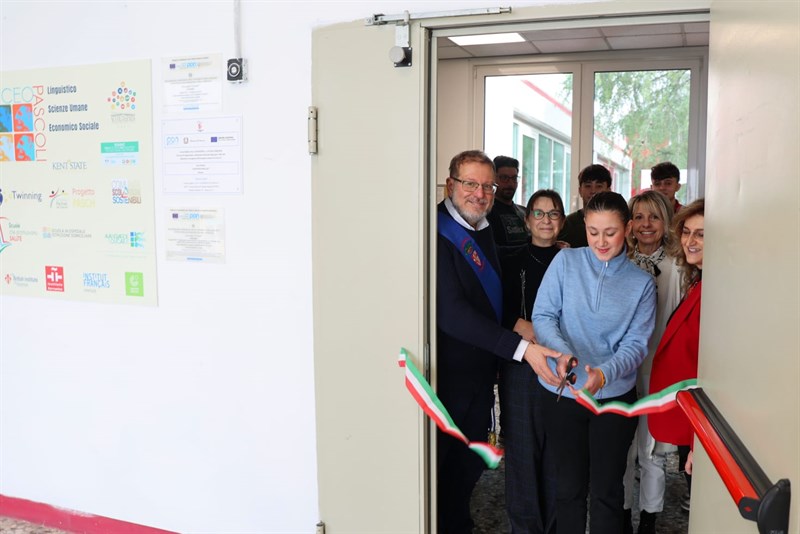 Inaugurazione nuovo plesso scolastico Liceo Pascoli di Firenze da sx Dirigente scolastica Erman e il consigliere Massimo Fratini delegato Edilizia scolastica Città Metropolitana di Firenze