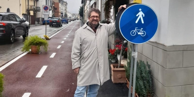 Il sindaco Fossi davanti alla nuovo pista ciclabile