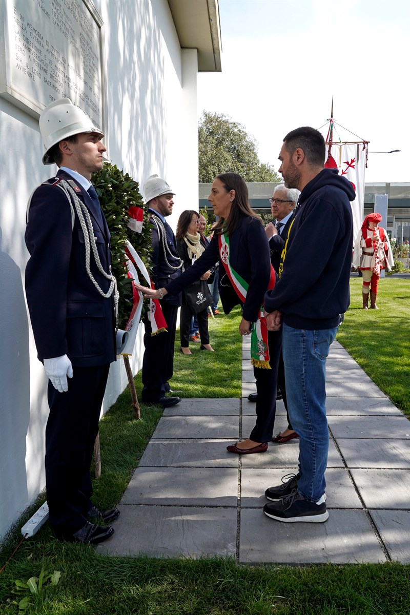 l'omaggio ai martiri della Sindaca