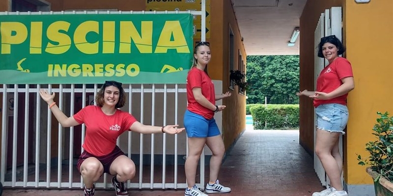 Ingresso della Piscina di Vicchio con alcune delle ragazze della piscina