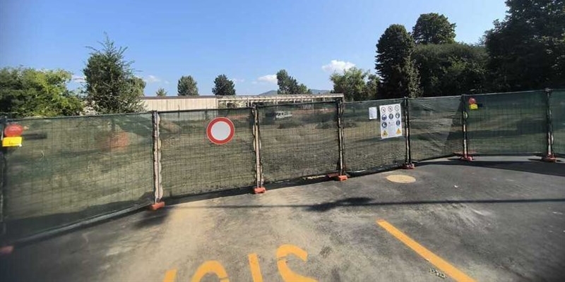 Giù i giganti verdi al parco dell'Anconella, necessari per il ponte della tramvia