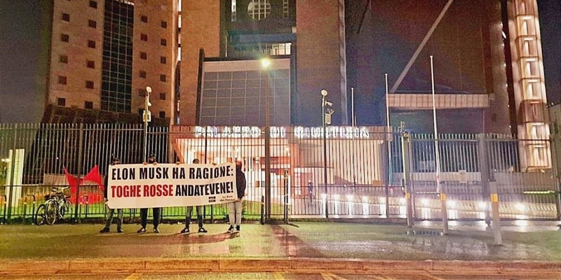 Lo striscione esposto al Palazzo di Giustizia