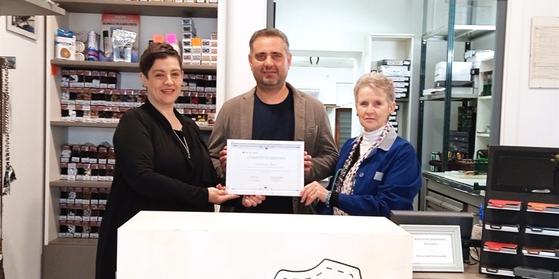 Il Presidente CNA con le proprietarie della Pelletteria Tessa