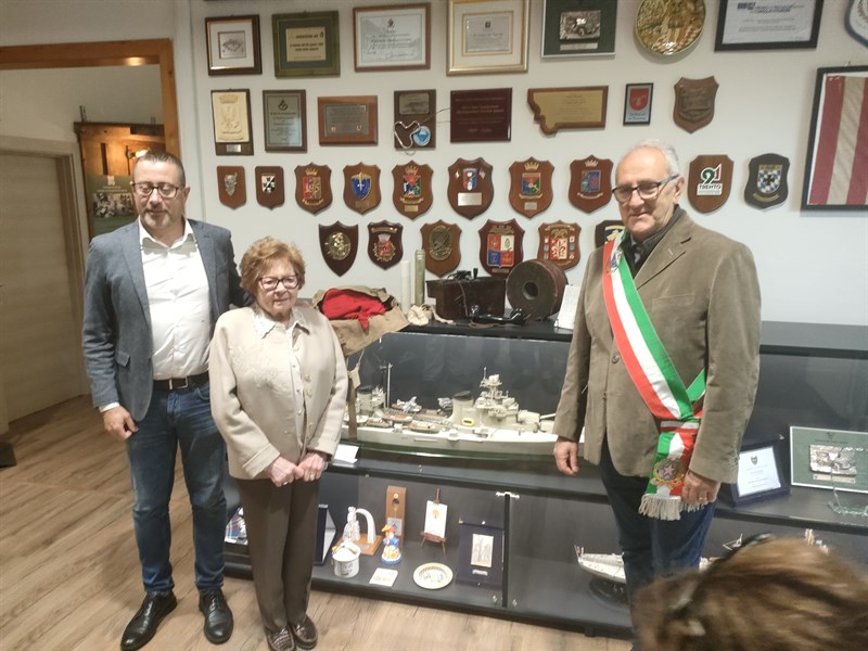 Filippo Spadi a sinistra e l’assessore Marco Casati a destra con al centro la singnora Gabriella Breri.